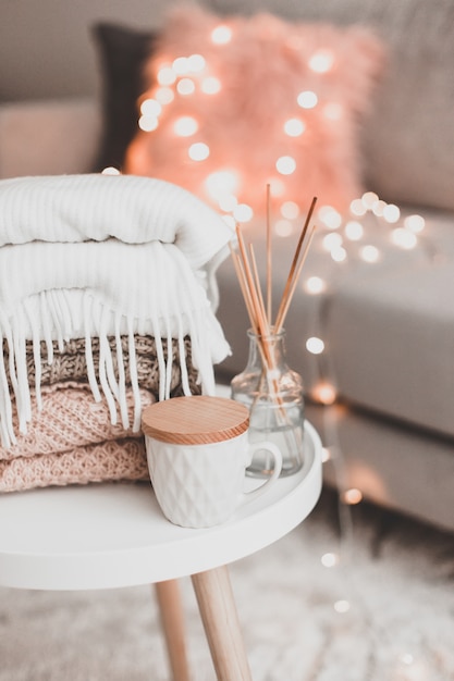 Photo décorations confortables à l'intérieur avec tricot et tasse dans le salon