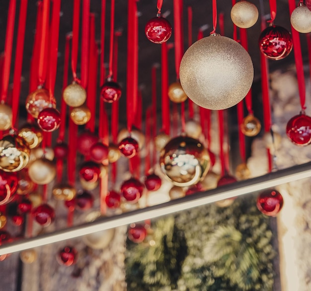 Décorations décoratives de Noël en forme de boule suspendues au plafond.