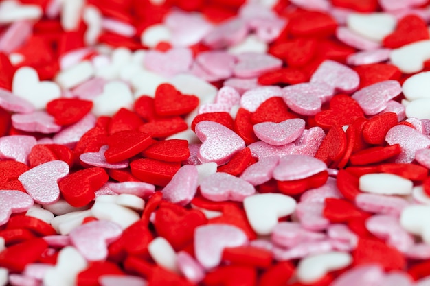 Décorations de dessert faites de bonbons en forme de coeur doux rouges et blancs