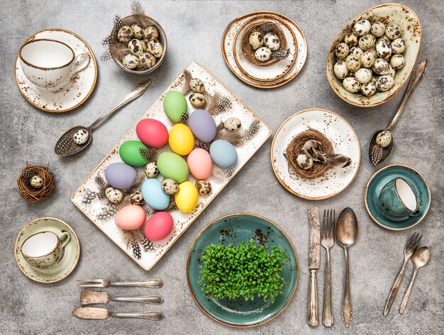 Décorations de dîner de Pâques. Couverts de table avec des oeufs colorés