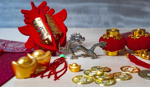 Décorations du nouvel an chinois et lingots d'or ou morceau d'or sur fond de bois nature morte