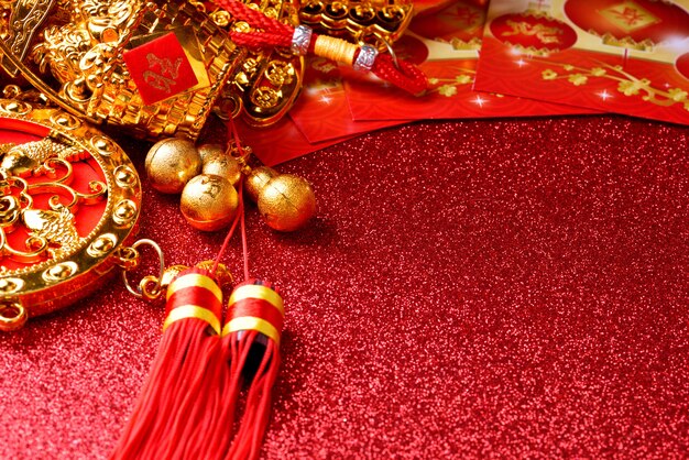 Décorations du nouvel an chinois et ornements de bon augure sur fond de bokeh rouge