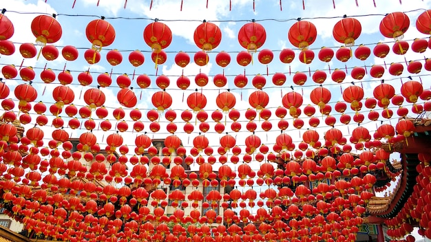 Décorations du nouvel an festif avec des lanternes rouges chinoises du temple chinois