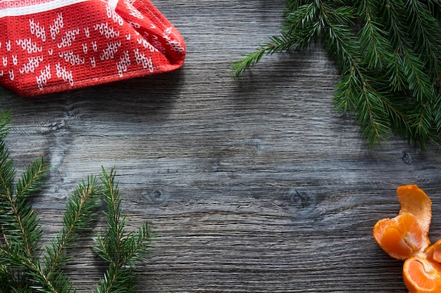 Décorations du Nouvel An et de Noël sur une surface en bois avec des mandarines et un sapin de Noël vert