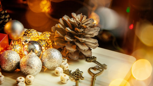 Décorations d'équipement de Noël sur fond de bois pour le concept de vacances.