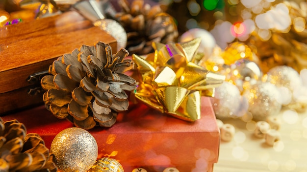 Décorations d'équipement de Noël sur fond de bois pour le concept de vacances.