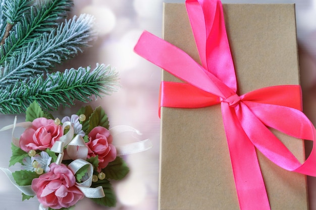 Décorations festives de Noël et du nouvel an avec une boîte cadeau