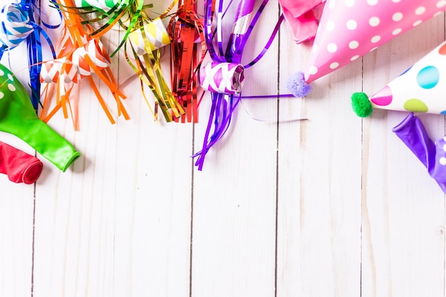 Décorations de fête d'anniversaire pour enfants aux couleurs primaires.