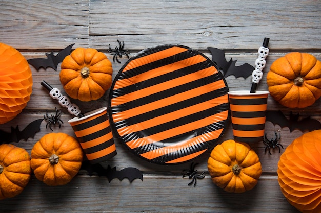 Décorations de fête d'Halloween sur un fond de bois rustique