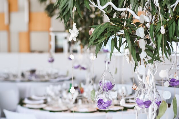 Décorations florales de mariage suspendues à un arbre décoratif