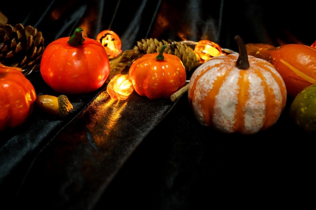 Décorations d'Halloween Arrière-plan Halloween Tête de citrouille effrayante sur une table en bois Concept de vacances d'Helloween