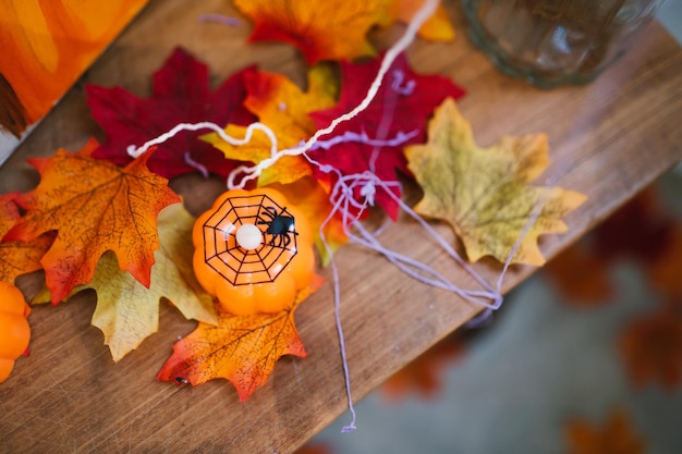 Décorations d'Halloween fond Halloween tête de citrouille effrayante sur table en bois vacances d'Halloween