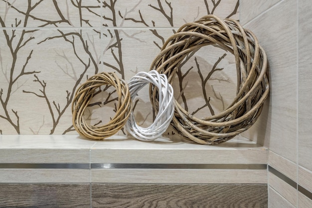 Décorations à l'intérieur de la salle de bain avec des bougies, des couronnes de fleurs et des serviettes