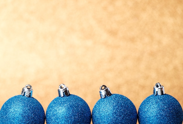 Décorations de jouets de Noël et du nouvel an sur fond de paillettes vibrantes