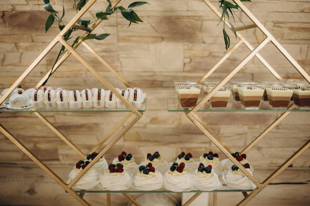 Décorations de mariage Buffet de réception Fruits et fromages sur assiettes avec pain dans des boîtes Bar alimentaire décoré de fleurs et de lanternes