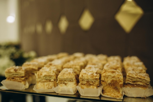 Décorations de mariage Buffet de réception Fruits et fromages sur assiettes avec pain dans des boîtes Bar alimentaire décoré de fleurs et de lanternes