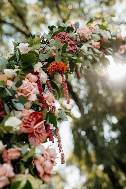 Décorations de mariage élégantes faites de fleurs naturelles et d'éléments verts