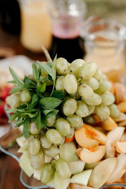 Décorations de mariage élégantes faites de fleurs naturelles et d'éléments verts