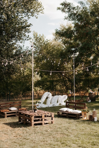 Décorations de mariage élégantes faites de fleurs naturelles et d'éléments verts