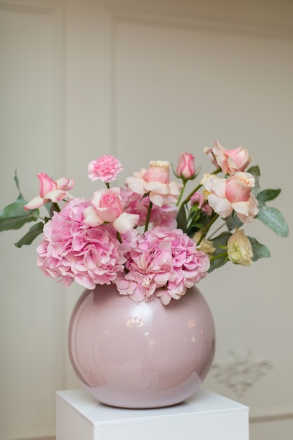 Décorations de mariage, vase de décoration de vacances avec fleurs fraîches, roses roses et oeillets,