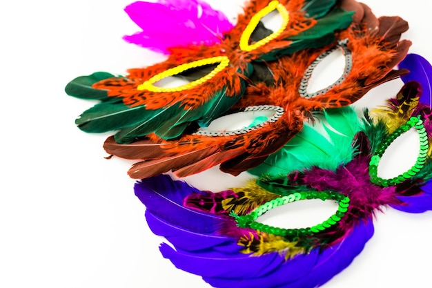 Décorations multicolores pour la fête du Mardi Gras sur la table.