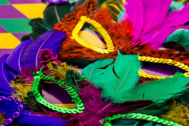 Décorations multicolores pour la fête du Mardi Gras sur la table.