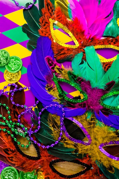 Décorations multicolores pour la fête du Mardi Gras sur la table.