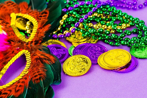 Décorations multicolores pour la fête du Mardi Gras sur la table.