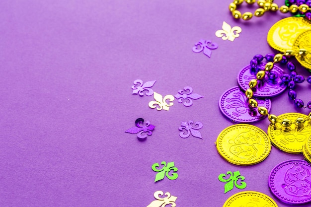 Décorations multicolores pour la fête du Mardi Gras sur la table.