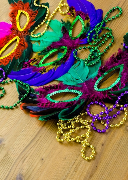 Décorations multicolores pour la fête du Mardi Gras sur la table.