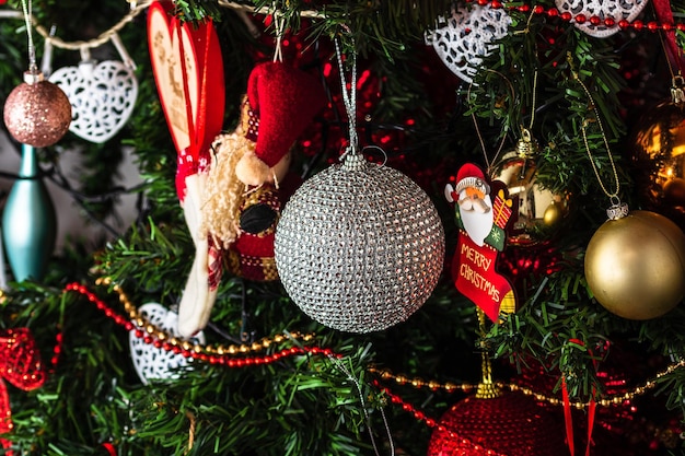 Photo des décorations de noël accrochées à un arbre.