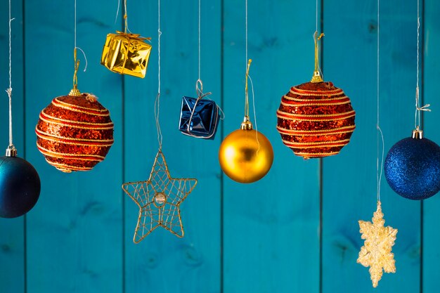 Photo des décorations de noël accrochées au mur de bois bleu.