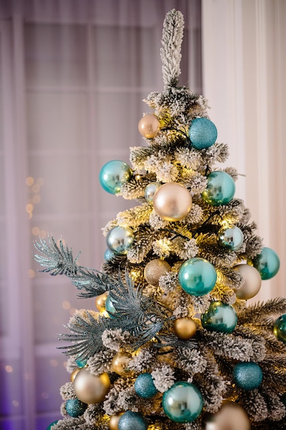Décorations de Noël sur l'arbre, beaux jouets aux couleurs claires. Ambiance de Noël, nouvel an