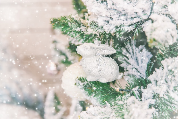 Décorations de Noël sur l'arbre, mise au point sélective.