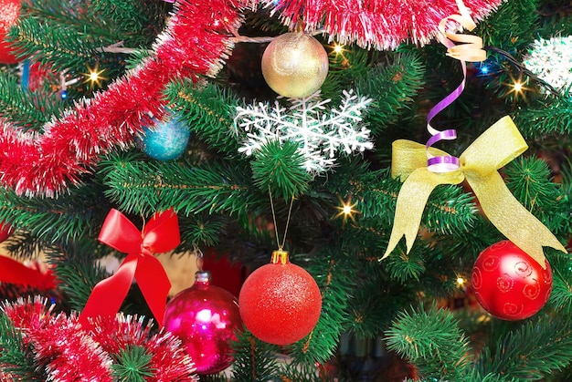 Décorations de Noël sur un arbre de Noël. Jouets sur l'arbre de Noël