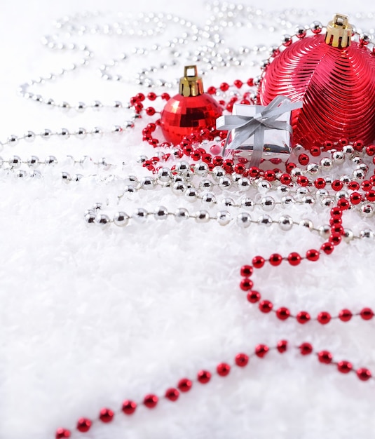 Décorations de Noël argent et rouge sur fond blanc