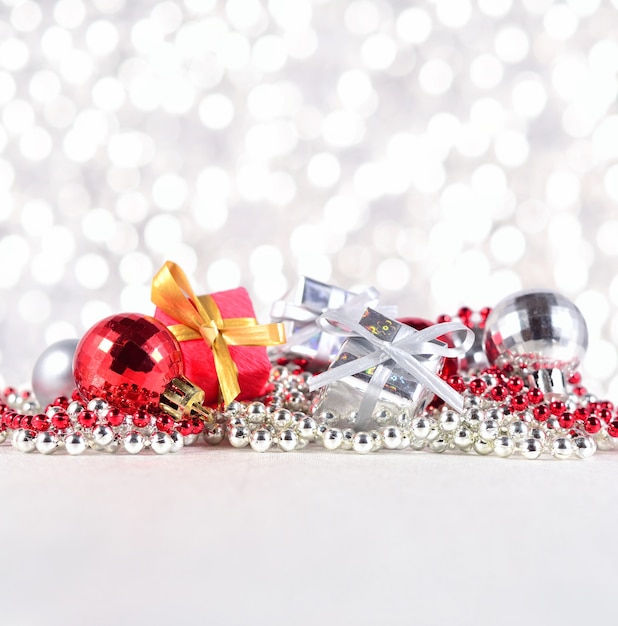 Photo décorations de noël argentées et rouges sur fond argenté