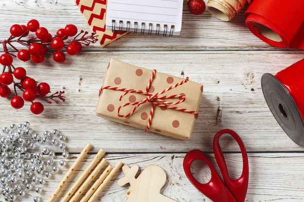 Décorations de Noël et articles d'emballage de cadeaux sur bois