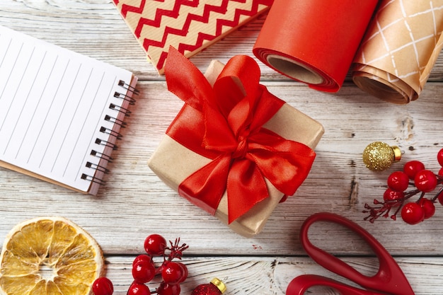 Décorations de Noël et articles d'emballage de cadeaux sur une surface en bois, espace de copie