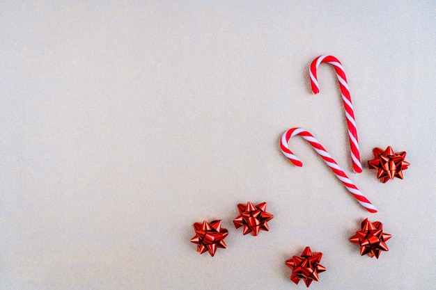 Décorations de Noël aux couleurs rouges avec ruban rouge et bonbons de Noël.