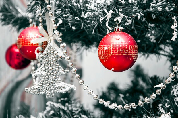 Décorations de Noël. Ballons rouges