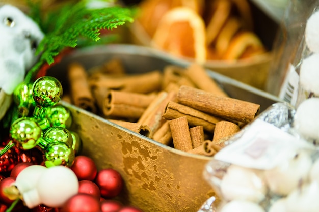 Décorations de Noël et bâtons de cannelle sur seaux