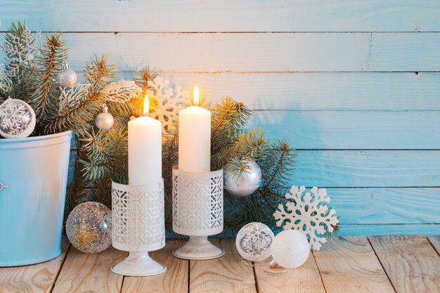 Décorations de Noël blanches sur fond de bois bleu