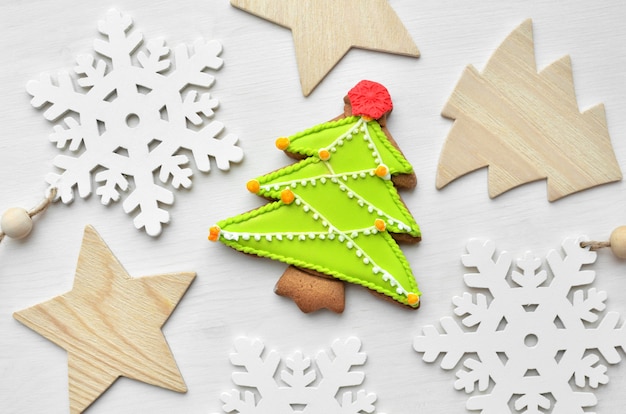 Décorations de Noël en bois et biscuit au pain d'épice