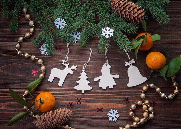 Décorations de Noël en bois avec sapin et mandarine