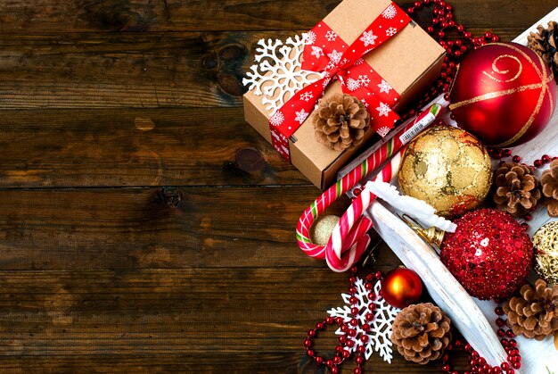 Décorations de Noël, bonbons, masque, bosses sur la table en bois