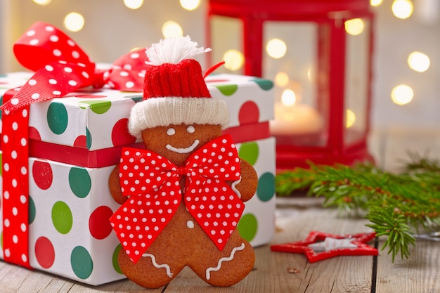 Décorations de Noël avec bonhomme en pain d'épice et boîte-cadeau