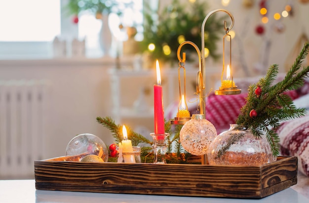 Décorations de Noël avec des bougies aux couleurs rouges et blanches