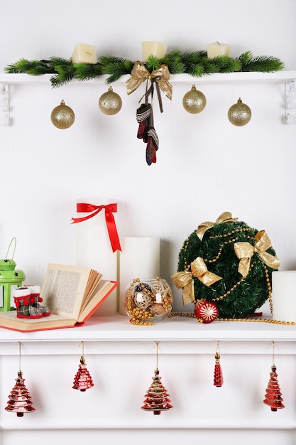 Décorations de Noël avec des bougies sur fond de cheminée