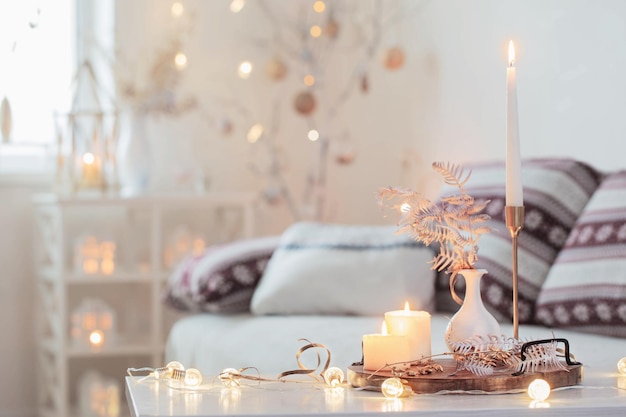 Décorations de Noël avec des bougies à l'intérieur blanc
